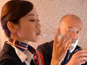 Lúc đó tôi vẫn còn ở trong lớp và không thể làm gì khác được. Tôi đã yêu cầu đồng nghiệp nữ của tôi thổi kèn cho tôi trước. Sau giờ học, tôi đi thẳng đến khách sạn để khoe khuôn mặt hoàn hảo của mình.