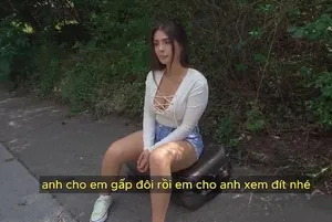 Thấy cô giáo vú đẹp tự sướng trong phòng thay đồ, cậu sinh viên làm liều